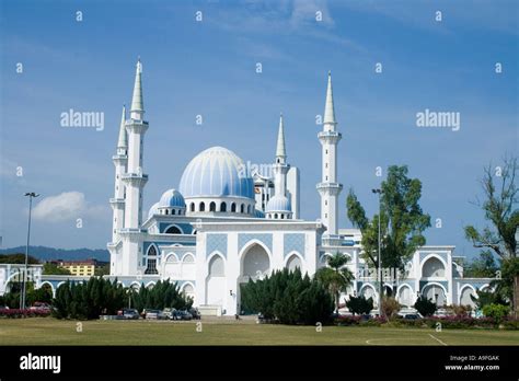  The Great Mosque of Pahang: A Symphony of Stone and Sunlight?